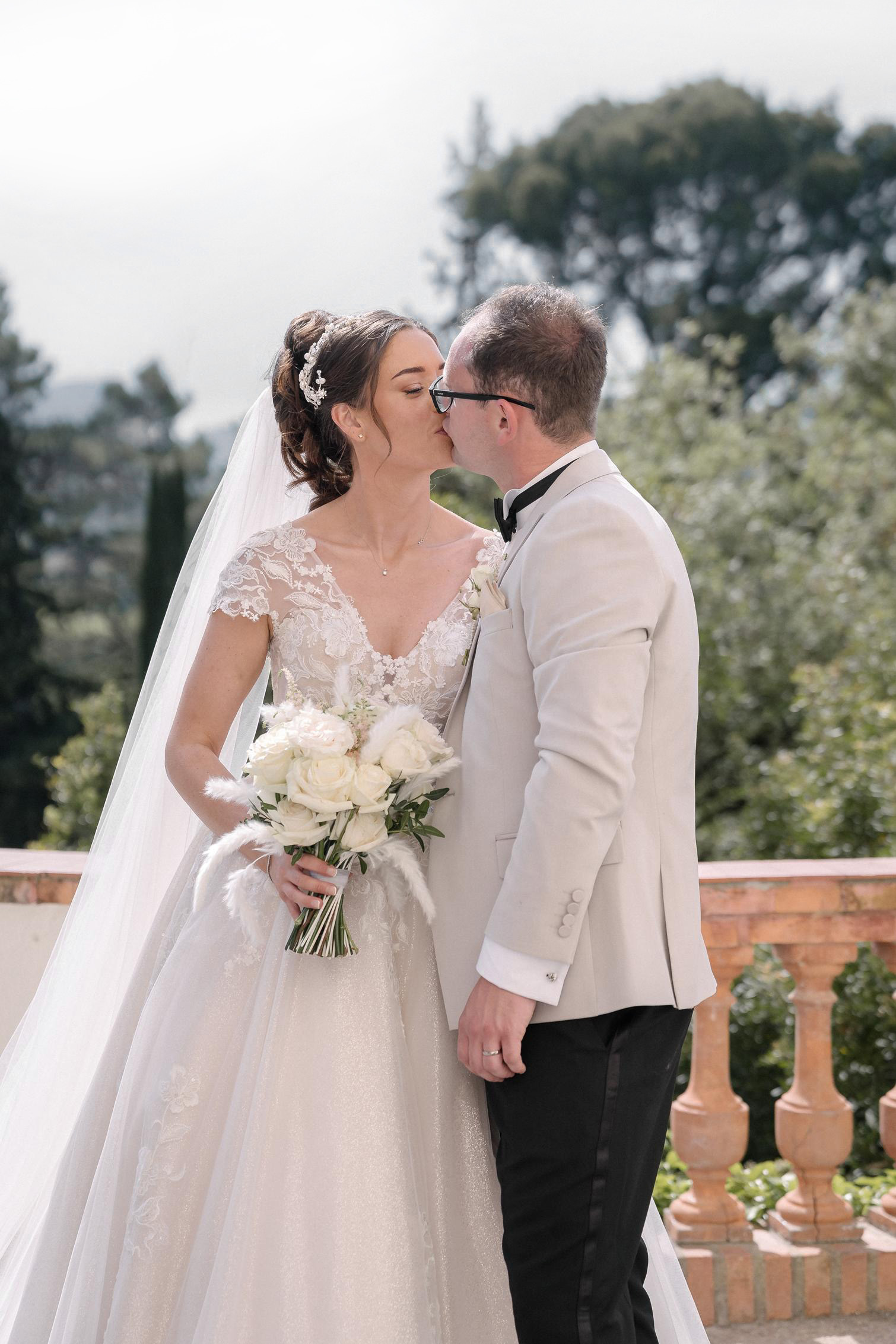 Ellie and Ernie sharing a kiss at their wedding