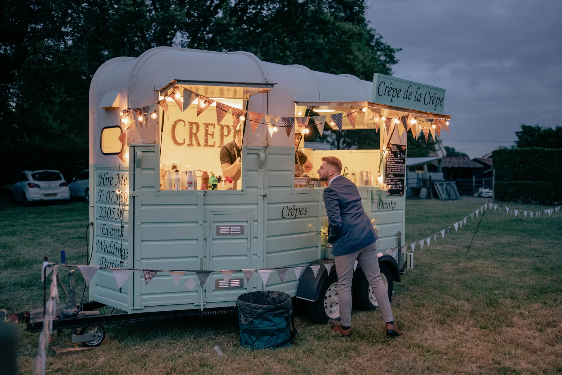 The illuminated crêpe van at the evening reception